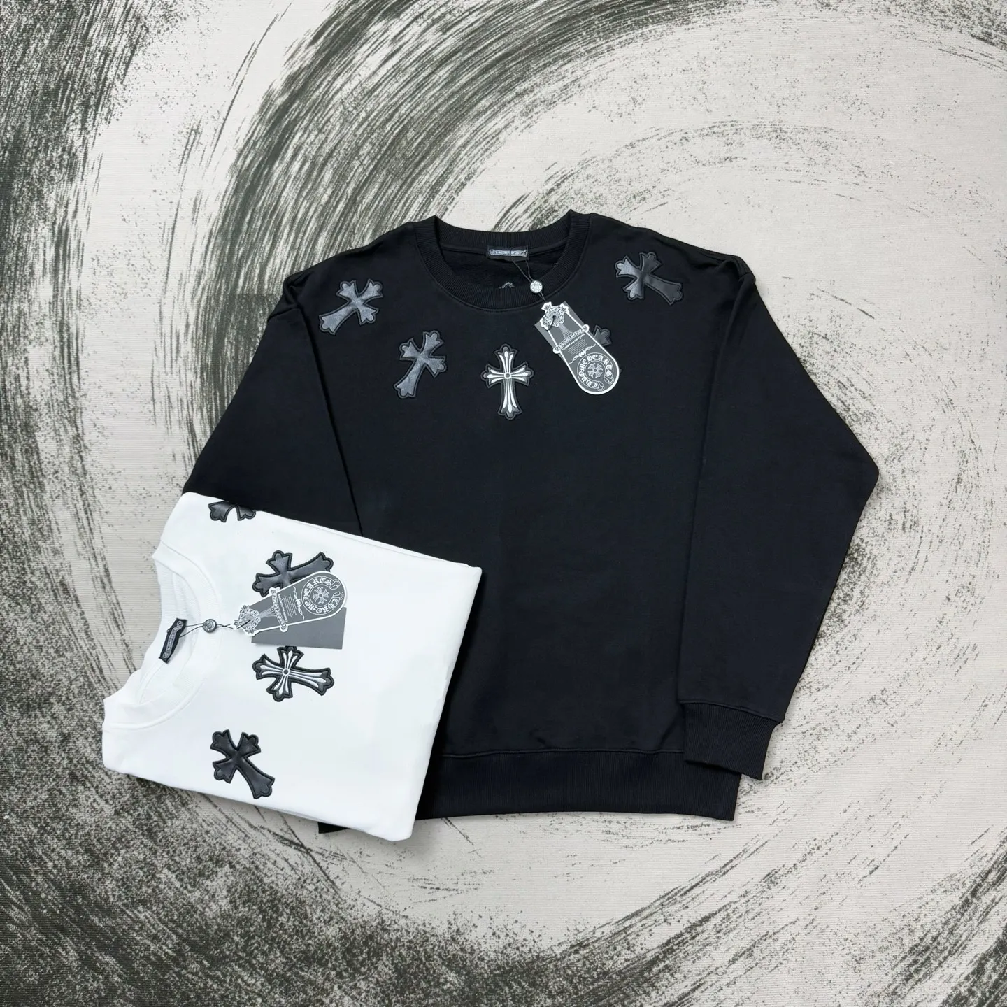 P210 Chrome Hearts Necklace Leather Label Embroidered Round Neck Sweatshirt, the same model at ChromeHearts counters. Made of 400g double-ply double yarn pure cotton fabric, 32 counts of double yarn. Very textured on the hand. Three-dimensional and atmospheric. Versatile and easy to wear in autumn. Simple and elegant. It adopts os version. The upper body effect is very good. Suitable for all body types. Soft and comfortable. CH letter offset printing on the front➕Necklace horseshoe leather label embroidery. Small mark on the hem. Resistant to machine washing. Does not fade or deform. Complete accessories, original mold opening, perfect restoration of zp 2:1, same style for men and women, versatile and not picky, size s m l xl color black white